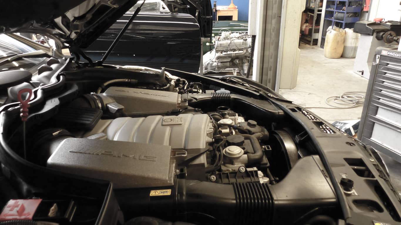 Geöffneter Motorraum eines Mercedes in der Werkstatt