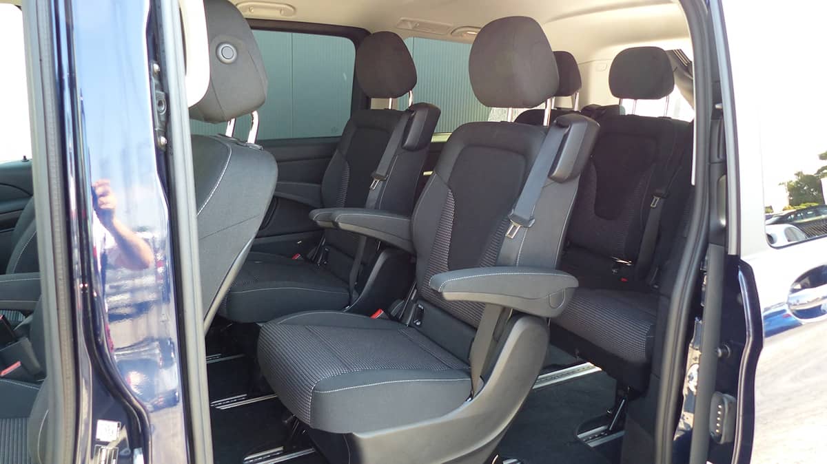 Innenraum des Mercedes Benz V300 d mit Einzelsitzen
